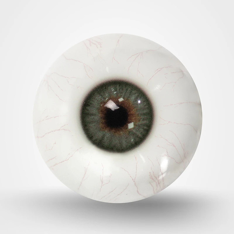 Grau-grüne Augen mit Adern