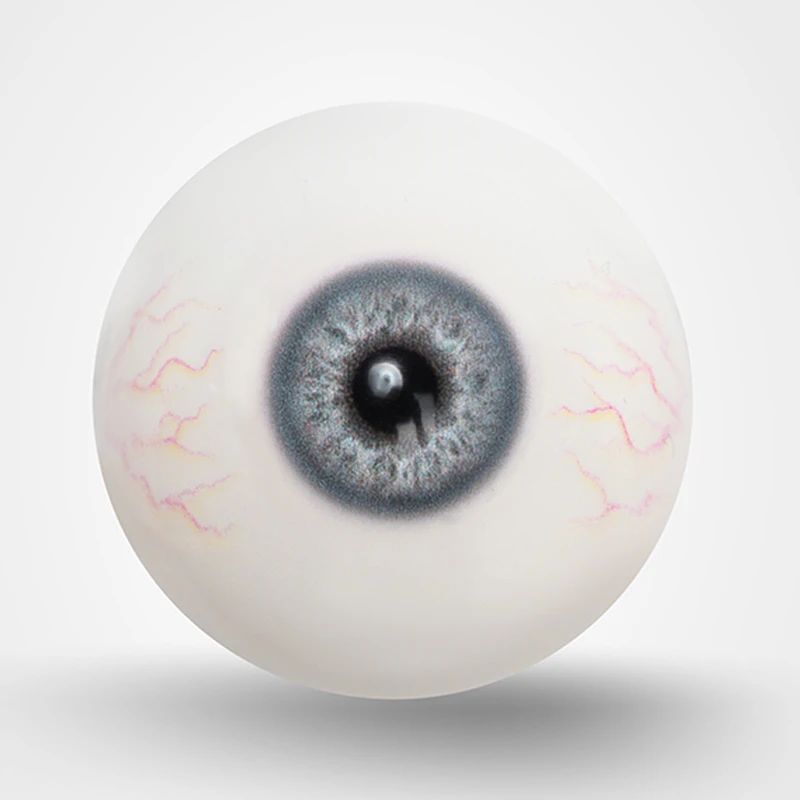 Grau-blaue Augen mit Adern