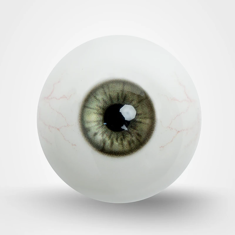 Hellolivgrüne Augen mit Adern